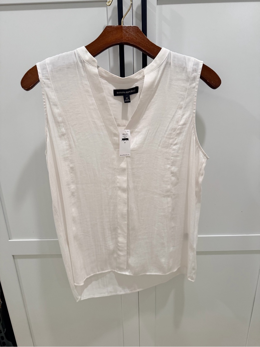 Banana Republic Ivory Sleeveless V-Neck Blouse Top M NWT